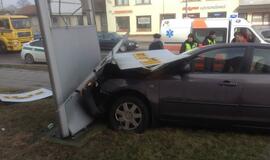 Sudaužytas reklaminis skydas, sužeista vairuotoja