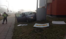 Sudaužytas reklaminis skydas, sužeista vairuotoja