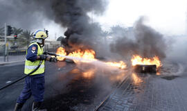 Po Bahreino gatves pasklido padangas deginantys protestuotojai