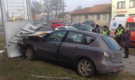 Sudaužytas reklaminis skydas, sužeista vairuotoja