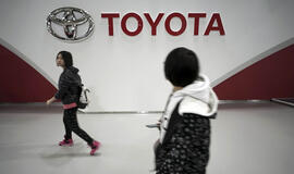 "Toyota" didina savo pelno prognozes dėl silpstančios jenos