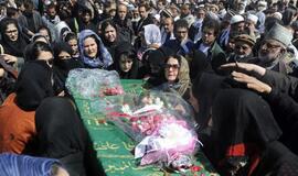 Afganistane palaidota minios vyrų sudeginta moteris