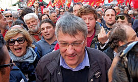 Dešimtys tūkstančių žmonių Romoje dalyvavo demonstracijoje prieš vyriausybės darbo rinkos reformą