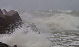 Laivų bangos ardo krantus, žudo žmones