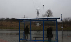 Laukti autobuso - po aukštos įtampos linija