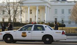 Neblaivūs Barako Obamos apsauginiai automobiliu rėžėsi į Baltųjų rūmų apsaugines barikadas