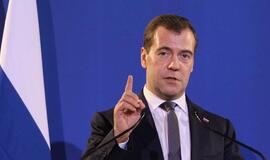 Dimitrijus Medvedevas: Rusijos ekonomika dėl sankcijų susitraukė 2 proc.