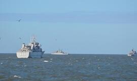 Jūroje vyksta dvišalės karinių laivų pratybos