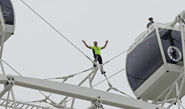 Lyno akrobatas užkopė ant 122 metrų aukščio apžvalgos rato