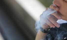 Nepilnamečiams uždrausta ne tik rūkyti, bet ir su savimi turėti tabako gaminių