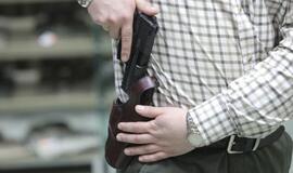 Pagrobėjai grasino į smilkinį įremtu ginklu