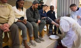 Popiežius plovė kojas kaliniams