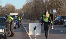 Reidas: girti vairuotojai, stirna, priekaba, gaudynės