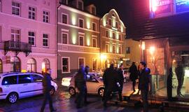 Verslininkus viena ranka glosto, kita muša