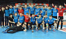 Auksinis "Dragūnas" - vėl Olimpo viršūnėje