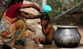 Indijoje kaitros aukų skaičius viršijo tūkstantį