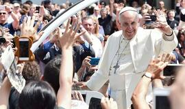 Popiežius: netinkamas elgesys su imigrantais "verčia pravirkti"