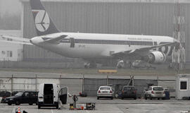 Programišiai Varšuvos oro uoste kelioms valandoms sutrikdė LOT oro bendrovės darbą