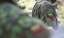 Seimas po svarstymo pritarė siūlymui pratęsti profesinės karo tarnybos karių tarnybą