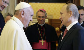 Vladimiras Putinas į susitikimą su popiežiumi vėlavo 70 minučių