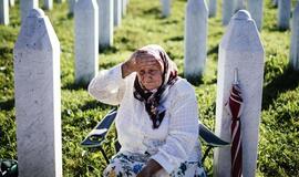 Dešimtys tūkstančių mini 20-ąsias Srebrenicos žudynių metines