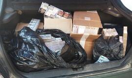 Klaipėdiečių pora vežėsi 2200 pakelių cigarečių