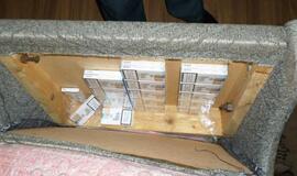 Minkštuose balduose įrengtoje slėptuvėje rasta cigarečių