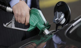 Netikėtai žymiai sumažėjus naftos ir benzino atsargoms, naftos kainos auga