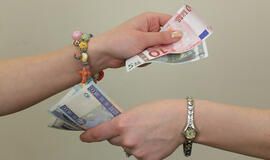 Nuo liepos litų banknotai į eurus nemokamai keičiami apskričių centruose ir kai kuriose kitose vietose