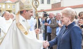 Po ingreso iškilmių naująjį Kauno arkivyskupą Lionginą Virbalą sveikino Prezidentė Dalia Grybauskaitė