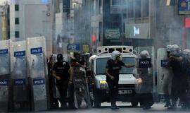 Prieš demonstrantus Stambule policija panaudojo ašarines dujas