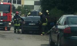 Reikjaviko gatvėje užsidegė automobilis