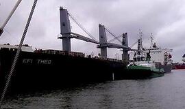 Uoste ant seklumos užplaukė 190 metrų ilgio laivas