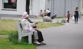 Pagalba vienišiems pensininkams - tik po tyrimo