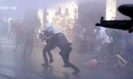 Policija prieš demonstrantus Stambule panaudojo smurtą