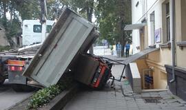 Gargžduose ant pėsčiųjų tako - priekaba su plentvoliu