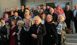 Krentančių lapų nusėtu keliu