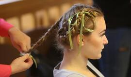 Merginos mokėsi pinti kasas