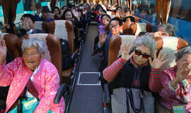 Pietų Korėjos gyventojai traukia į Šiaurės Korėją susitikti su seniai nematytais šeimos nariais