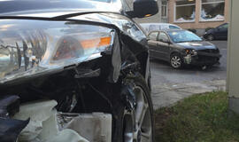 Prie bevardės gatvelės vėl dužo mašinos