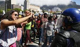 Protestuojantys studentai šturmavo PAR parlamentą