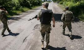 Ukraina iš Donbaso regiono atitraukti savo karinę techniką pradės šeštadienio pavakarę
