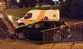 BMW nesuvaldęs vairuotojas trenkėsi į laiptus