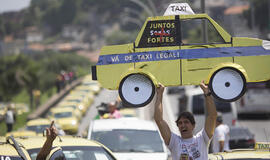 Brazilijoje taksistai protestuoja prieš "Uber" programėlę