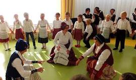 Eisem, sesi, į darželį