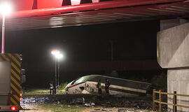 Prancūzijoje nuo bėgių nuvažiavo traukinys, žuvo mažiausiai 10 žmonių