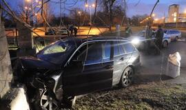 BMW pylė į stadiono vartus