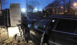 BMW pylė į stadiono vartus