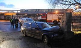 BMW pylė į stadiono vartus