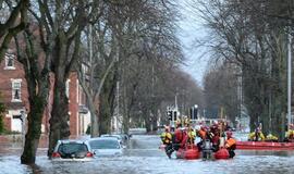 Po Jungtinę Karalystę užklupusių potvynių premjeras sušaukė vyriausybės saugumo komiteto &quot;Cobra&quot; posėdį